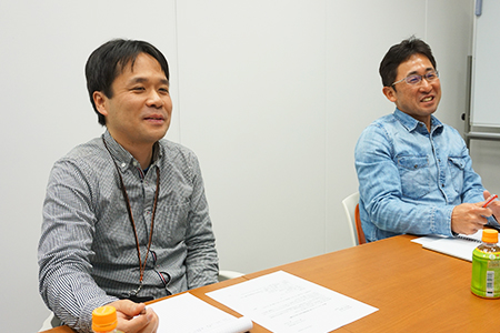 株式会社カカクコム 管理本部審査室 荒井様（左）　マネージャー 中西様（右）